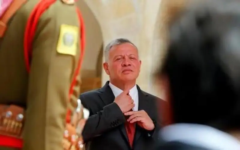 الملك يدعو من البحرين للعمل نحو