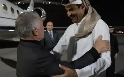 الملك في الدوحة.. والأمير القطري في