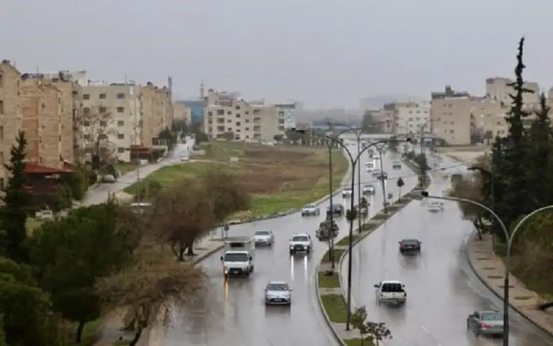 أجواء معتدلة الخميس وتوقع زخات مطرية