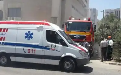 طفل يقود مركبة ويصطدم بعمود كهرباء