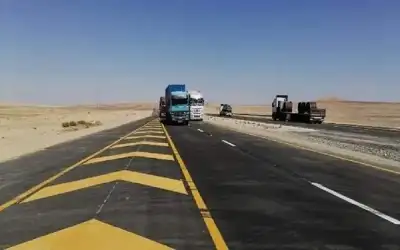 انسكاب مواد زيتية على الطريق الصحراوي
