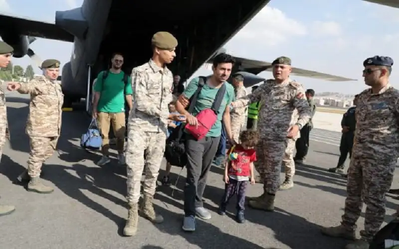 53 مواطنا أجلوا من غزة يصلون