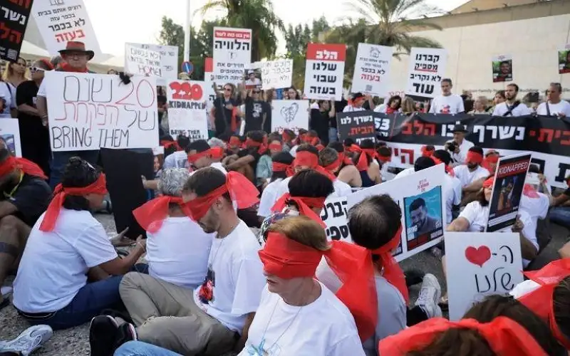 أهالي أسرى الإحتلال يتظاهرون في تل