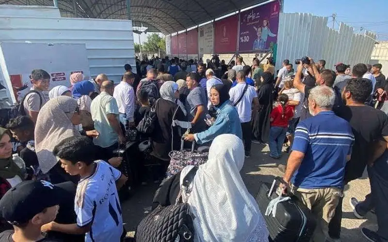 تعليق إجلاء الأجانب وحاملي الجنسية المزدوجة