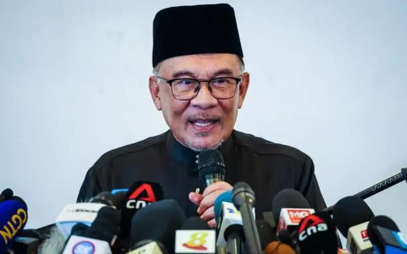 رئيس وزراء ماليزيا يشبه الدمار في