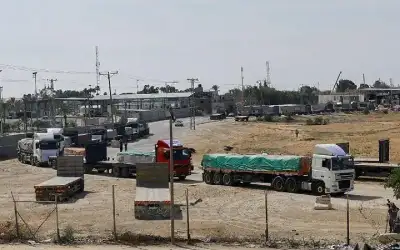30 شاحنة تدخل قطاع غزة