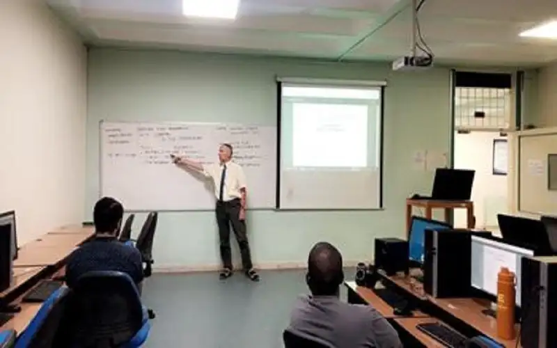 د.زولتان سوبيكز يقضي اسبوعا علميا في