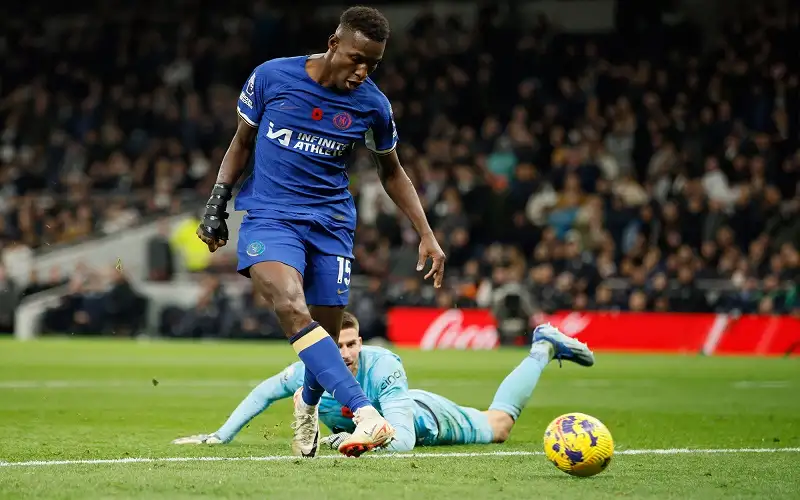 تشلسي يسحق توتنهام برباعية ويحرمه من