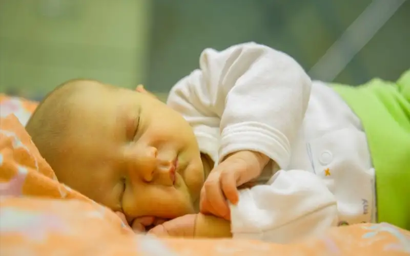 لتسببهما بشلل دماغي لطفلة .. تغريم