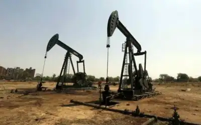 النفط يتراجع لأدنى مستوى في أكثر