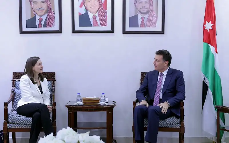 الصفدي والسفيرة البريطانية: الملك يجسد صوت