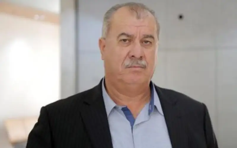 الاحتلال يعتقل رئيس لجنة المتابعة بالأراضي