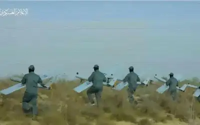 مسيرة قسامية تسقط قذيفة على تجمع