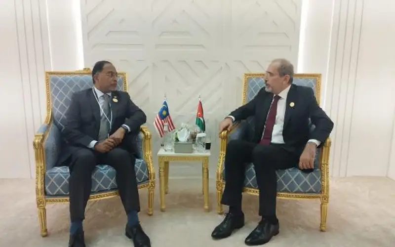 الصفدي يلتقي نظيره الماليزي