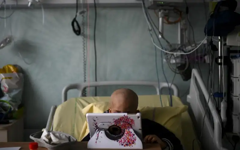 إجلاء 12 طفلا مصابا بالسرطان إلى