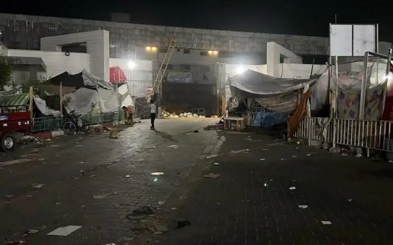 قصف بوابة مستشفى الشفاء