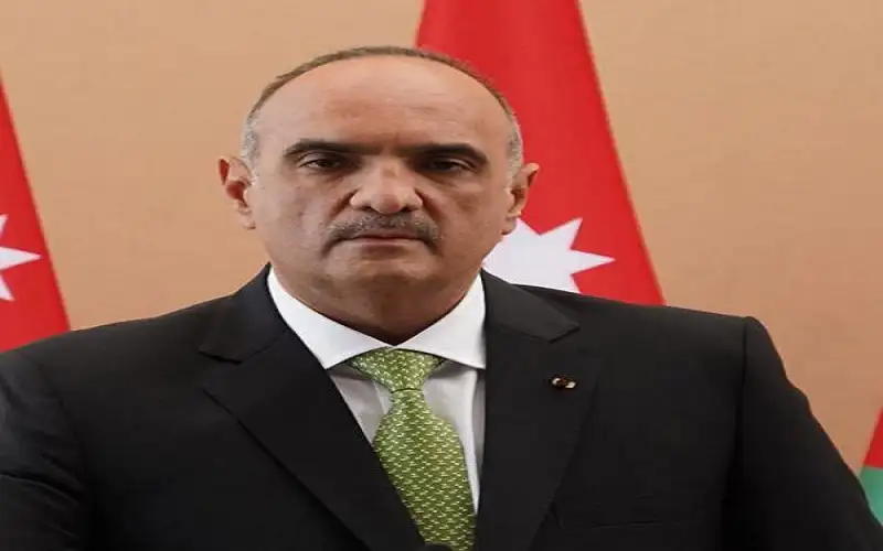 الخصاونة يعمم بحظر التدخين الإلكتروني ومنتجات