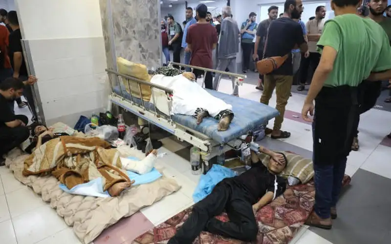 استشهاد 5 فلسطينيين جرحى بمجمع الشفاء