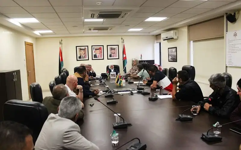 وزيرة النقل تلتقي ممثلين لمالكي حافلات