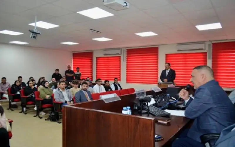 لقاء تنويري للطلبة المستجدين بكلية الحقوق