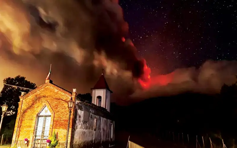 حمم بركان صقلية ترتفع 4.5 كيلومترات