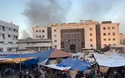الاحتلال يطوق مجمع الشفاء ويطلق نيرانا