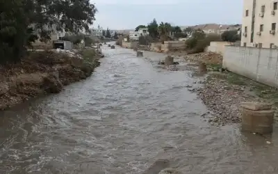 انقاذ 4 مواطنين حاصرتهم السيول بمنطقة