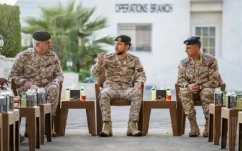 ولي العهد يلتقي طواقم الإنزال الجوي