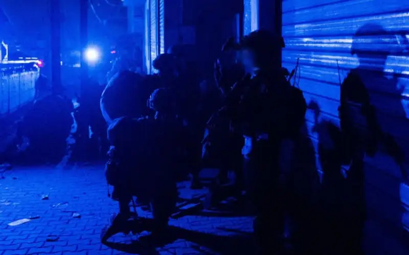 الاحتلال يزعم استهداف قادة لحماس بأماكن