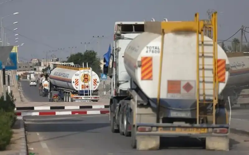 السماح بدخول شاحنتي وقود يوميا إلى