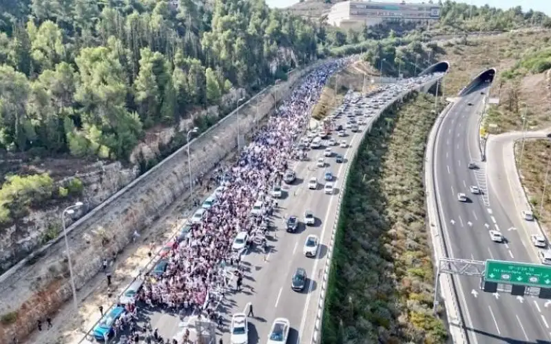 آلاف الإسرائيليين يتظاهرون قبالة مكتب نتنياهو