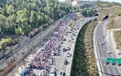 آلاف الإسرائيليين يتظاهرون قبالة مكتب نتنياهو