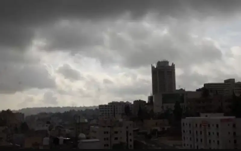 كتلة هوائية باردة ورياح عاصفة تصحبها