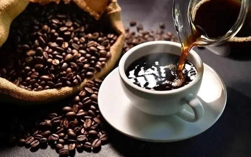 كيف يؤثر الكافيين والكحول على النوم؟