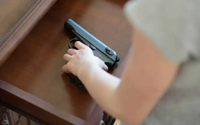احتجاز سيدة في أمريكا أطلق طفلها