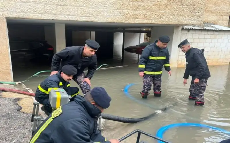 المياه تداهم منازل في عمان وتحاصر