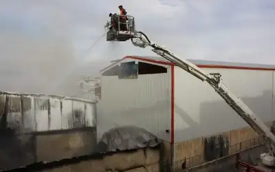 اخماد حريق داخل مصنع اسفنج في
