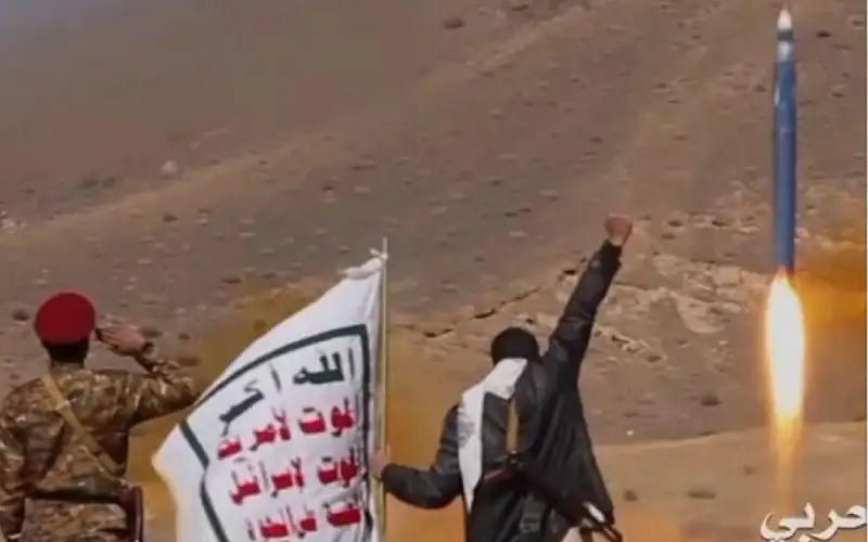 الحوثيون يقصفون إيلات المحتلة بصواريخ مجنحة