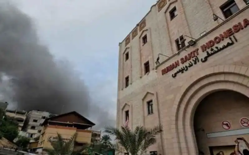 الاحتلال يقصف بوابات ومولدات كهرباء بالمستشفى