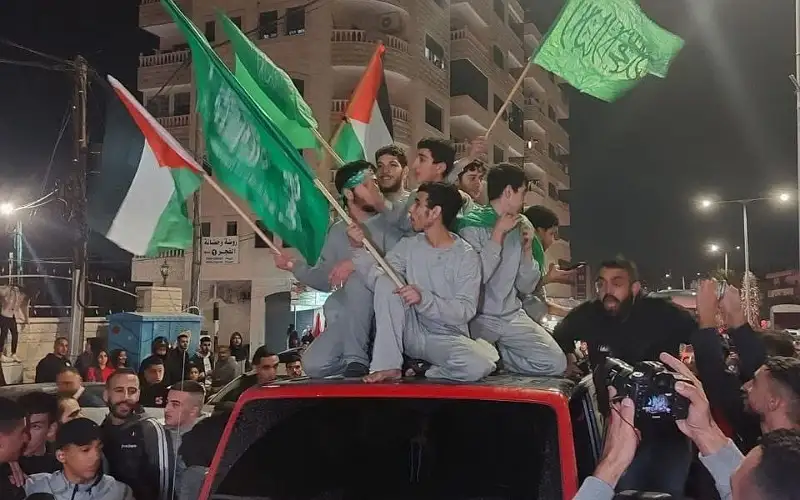 الدفعة الأولى من الأسيرات المحررات والأطفال