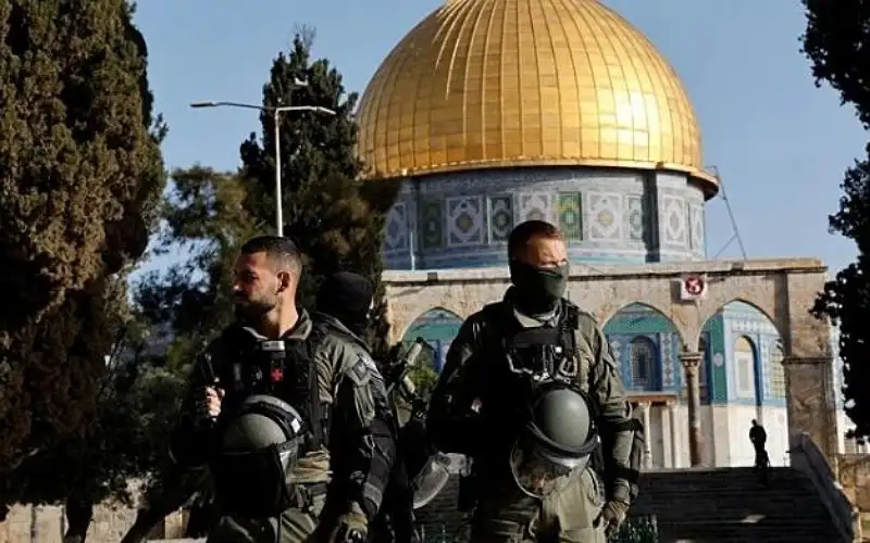 قوات الاحتلال تمنع عشرات المصلين من