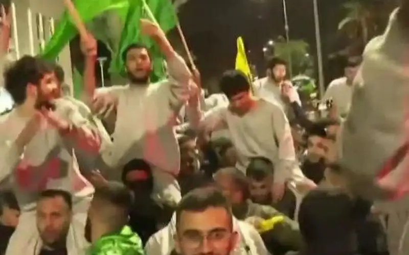 وصول أسرى فلسطينيين إلى ساحة البيرة