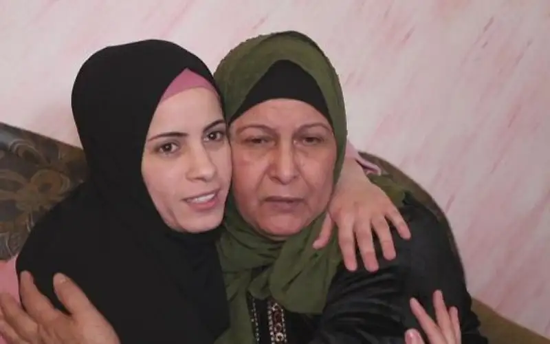 أسيرة تعود لحضن أمها بعد 8