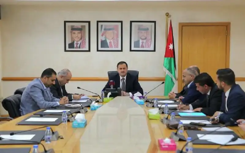 التربية النيابية تدعو لتعيين معلمين على