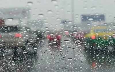 هطول للأمطار والضباب يحيط بمناطق واسعة