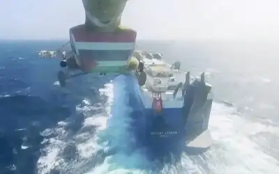 الحوثيون يستهدفون مدمرة أميركية بصاروخين باليستيين