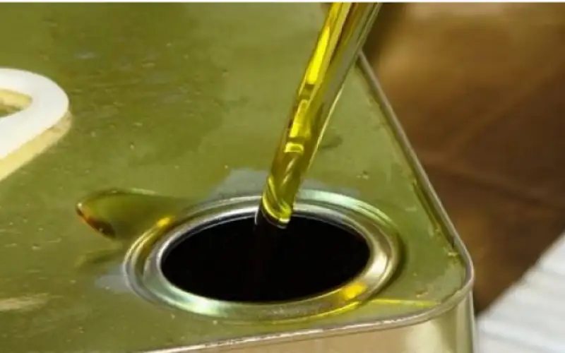 ضبط محاولة توريد 11 تنكة زيت