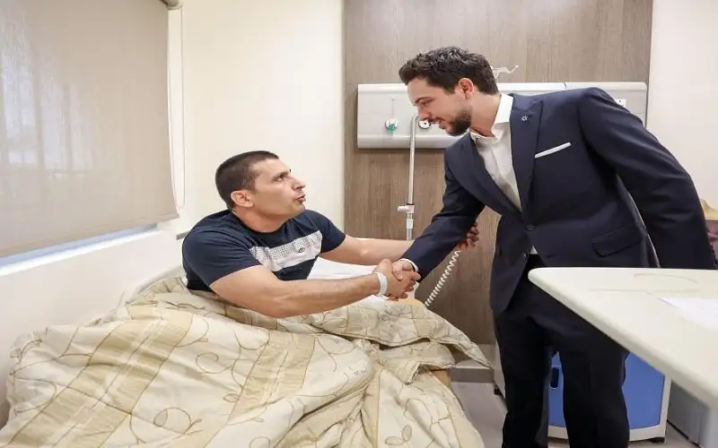 ولي العهد يزور مصابي المستشفى الميداني
