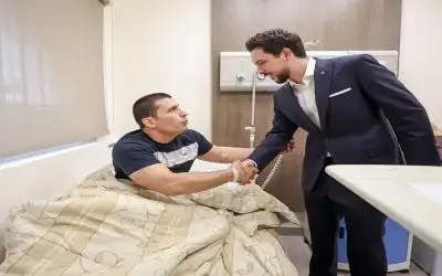 ولي العهد يزور مصابي المستشفى الميداني