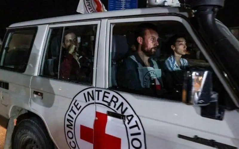 بدء تسليم الدفعة السادسة من المحتجزين